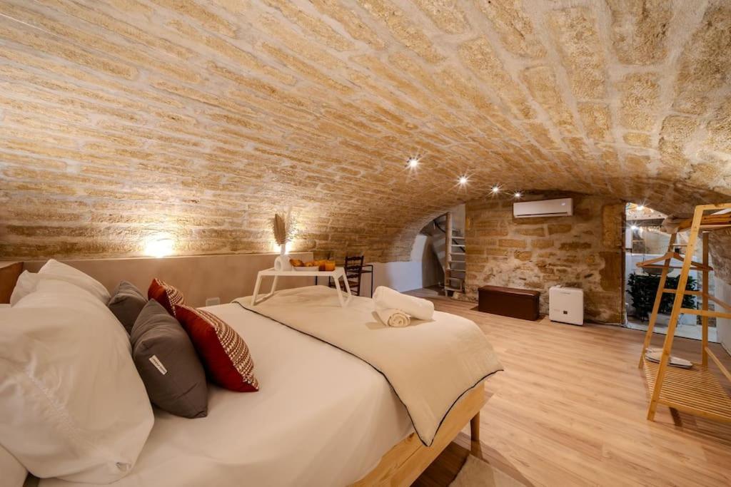 La Suite Eximia Avec Patio - Parking Souterrain Inclus - Centre Historique Монпелье Экстерьер фото